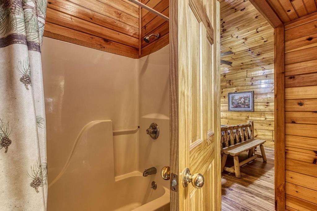 The Nut House, Hot Tub, Game Room, Wifi, 1089 Free Tickets Each Paid Day, Dollywood And More! Pigeon Forge Kültér fotó